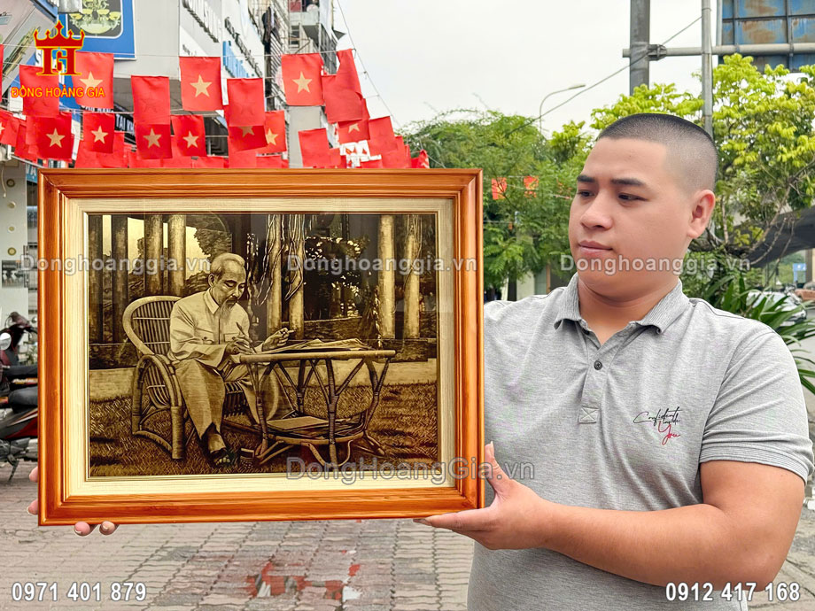 Tranh Bác Hồ bằng đồng là món quà tặng ý nghĩa nhiều người yêu thích